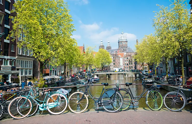 Amsterdam, bisikletin yoğun şekilde kullanıldığı ve nüfusundan daha fazla bisikletin