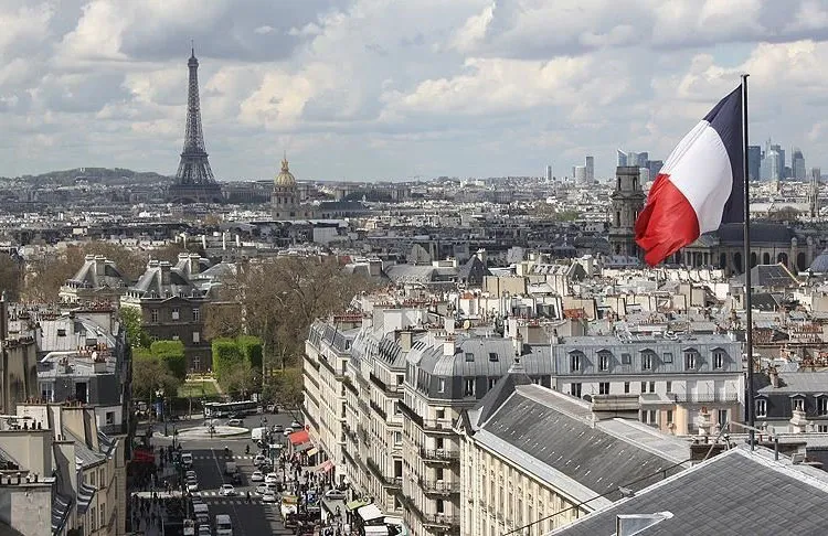 Fransa'da Cumhurbaşkanı Emmanuel Macron'un partisinin 18 yaşından küçük kızlara kamuya
