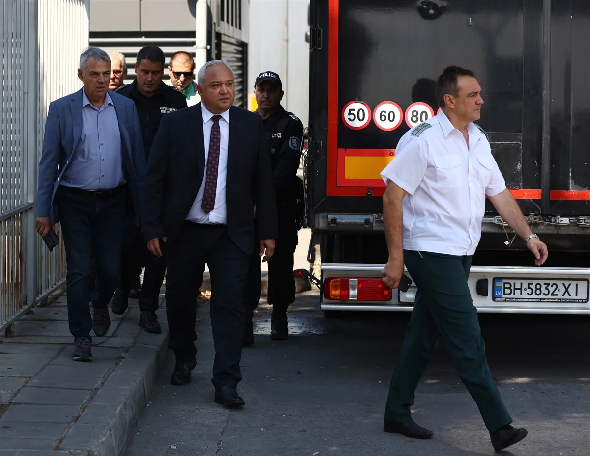 Bulgaristan İçişleri Bakanı İvan Dermenciev, Türkiye-Bulgaristan sınırındaki tır geçişlerinde yaşanan