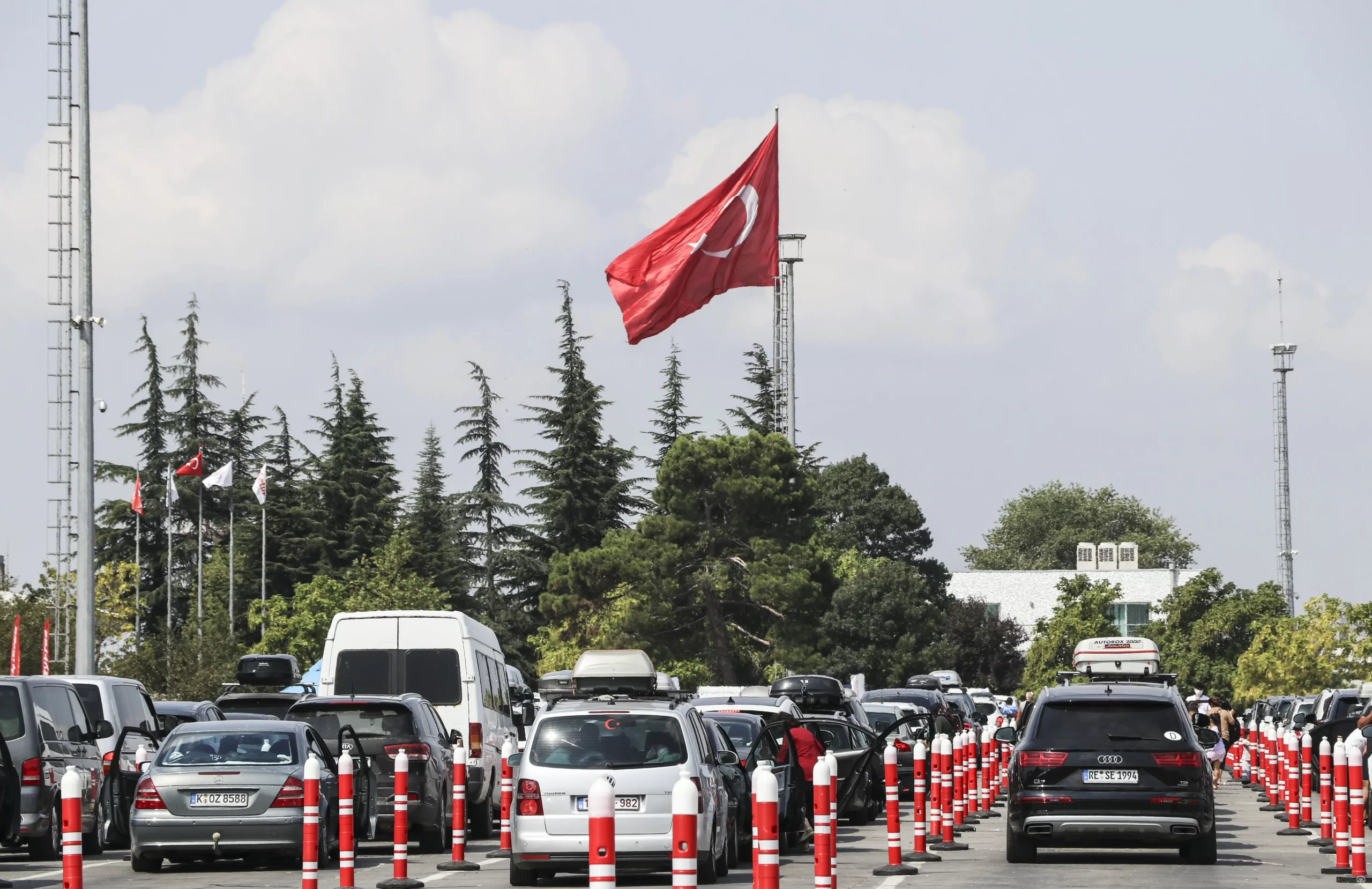Yıllık izinlerini geçirmek için memleketlerine gelen gurbetçilerin, yaşadıkları ülkelere dönüşleri