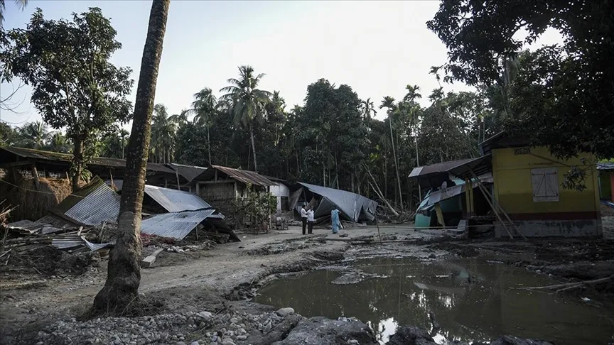 Bangladeş ve Hindistan’ı etkisi altına alan muson yağmurlarının neden olduğu