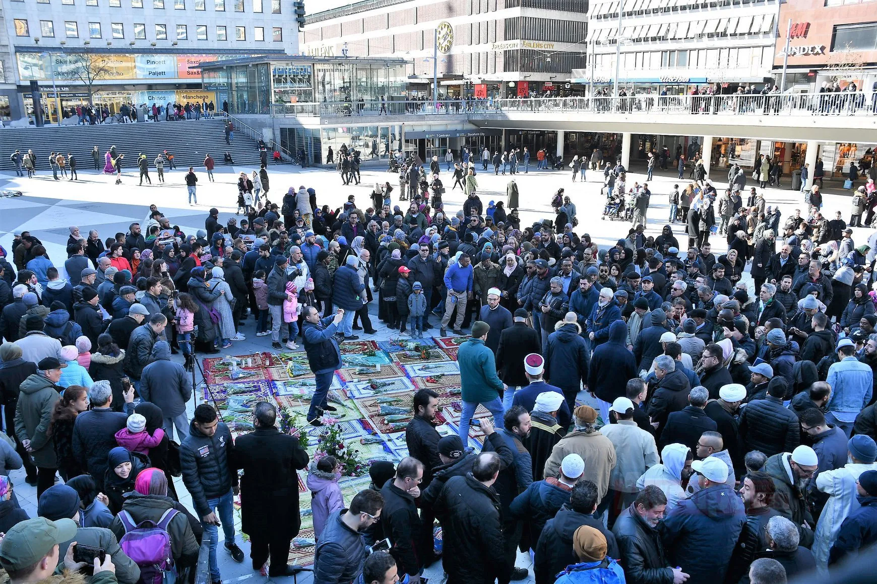 STOCKHOLM   İsveç'in başkenti Stockholm'de, Yeni Zelanda'nın Christchurch kentinde cuma