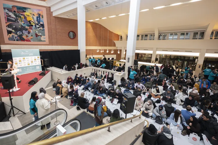 İngiltere'de "Ramazan Çadırı Projesi" tarafından ülkede geleneksel hale getirilen "Açık