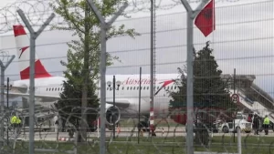 TİRAN     İtfaiyecilerin kullandığı kapıyı kırarak piste giren maskeli