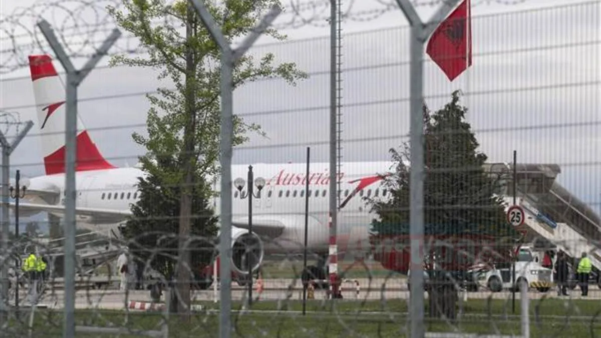 TİRAN     İtfaiyecilerin kullandığı kapıyı kırarak piste giren maskeli