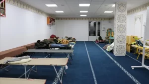 Fransa'da başkent Paris yakınlarındaki Mantes Sud Camisi, soğuk kış günlerinde