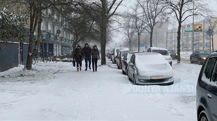 Hollanda’da cumartesi akşamından itibaren başlayan kar fırtınası ve aşırı soğuk