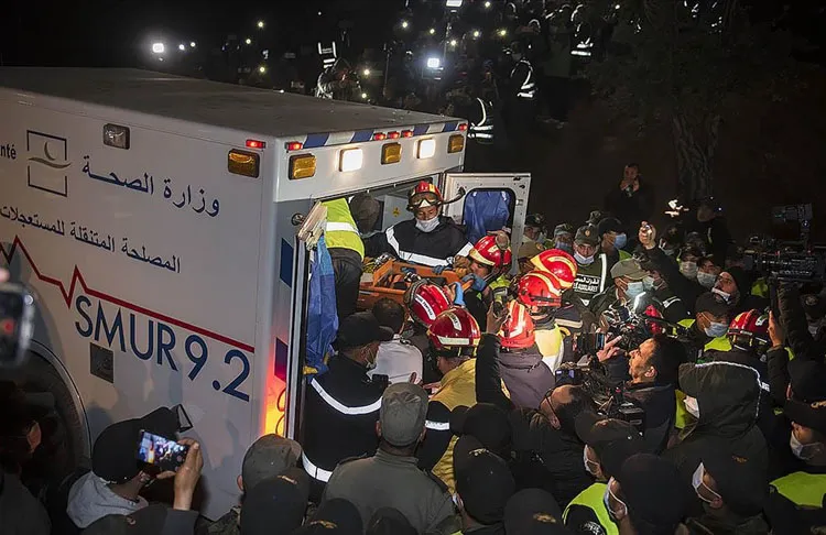 Fas'ta yaklaşık 5 gün boyunca 32 metre derinlikteki kuyuda mahsur
