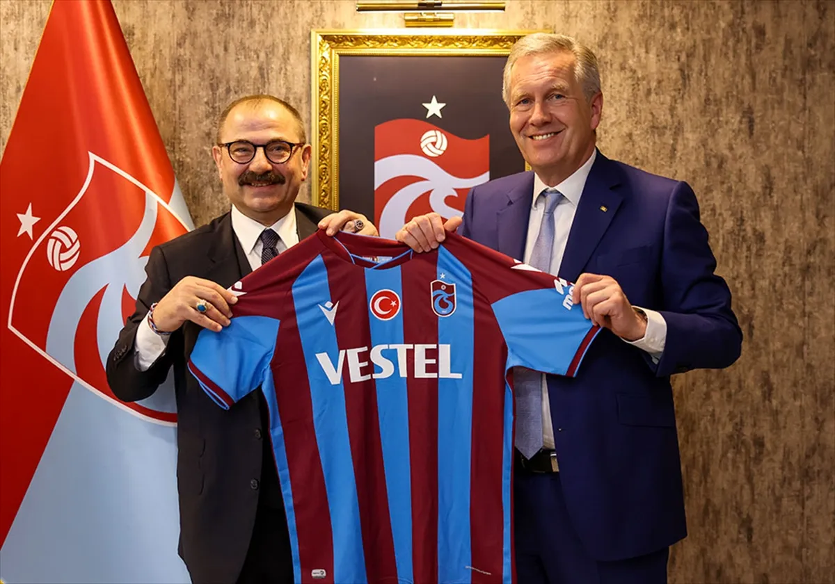 Eski Almanya Cumhurbaşkanı Christian Wulff, Trabzonspor Kulübü'nü ziyaret etti.