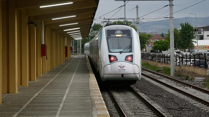 Milli elektrikli tren, ilk yolculu seferini Sakarya'dan gerçekleştirdi.