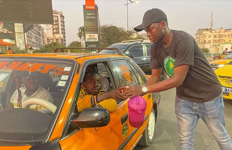 Senegal'in başkenti Dakar'da Hristiyan toplumu, orucunu yolda açmak zorunda kalan