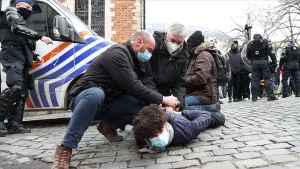 Belçika'nın başkenti Brüksel'de ırkçılık ve polis şiddeti protesto edildi. Gösterinin