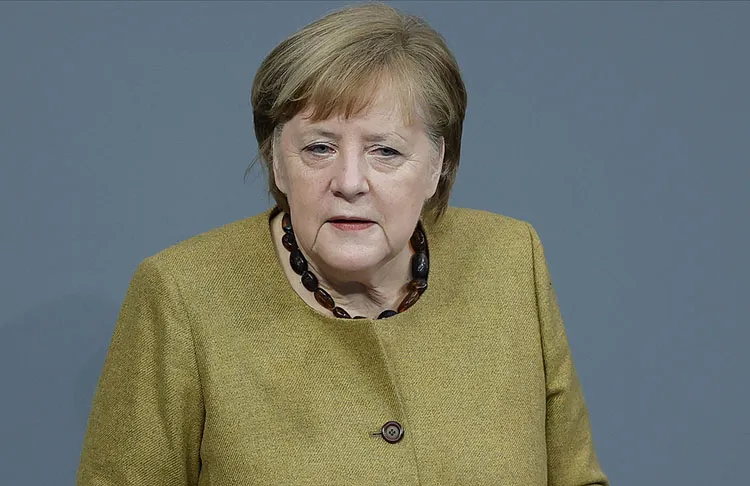 Almanya Başbakanı Angela Merkel'in yeni tip virüs için geliştirilen AstraZeneca