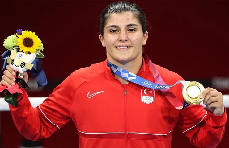 2020 Tokyo Olimpiyat Oyunları'nda boksta kadınlar 69 kiloda Busenaz Sürmeneli,