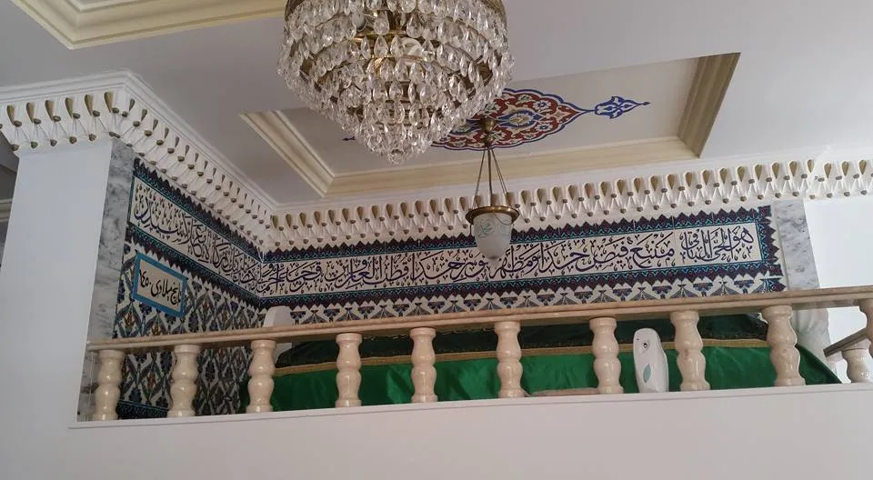 Karaca Ahmet ve Karaca Ayşe iki kardeştir. Emirler Köyü’ne vardıklarında