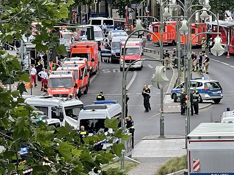 Almanya'nın başkenti Berlin'de bir kişinin aracını yayaların üzerine sürmesi sonucu