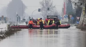 İtalya Sicilya'da nehir taştı: En az 12 ölü   İtalya'da