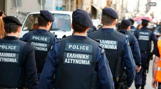 Yunanistan'da liseliler Eğitim Bakanının makamını bastı   Yunanistan'da üniversite girişi