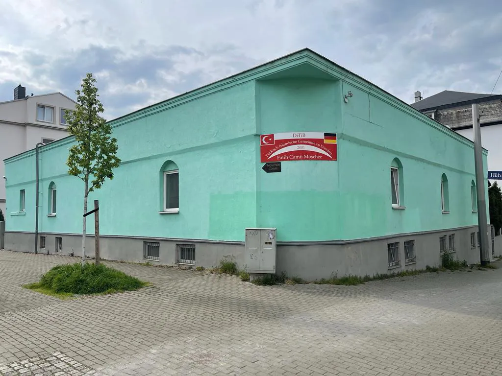 Almanya’nın Dresden kentinde Fatih Camii’ne saldırı düzenlendi. Diyanet İşleri Türk