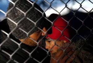 unanistan'ın Midilli Adası'ndaki Moria mülteci kampında çıkan yangında bir kadın