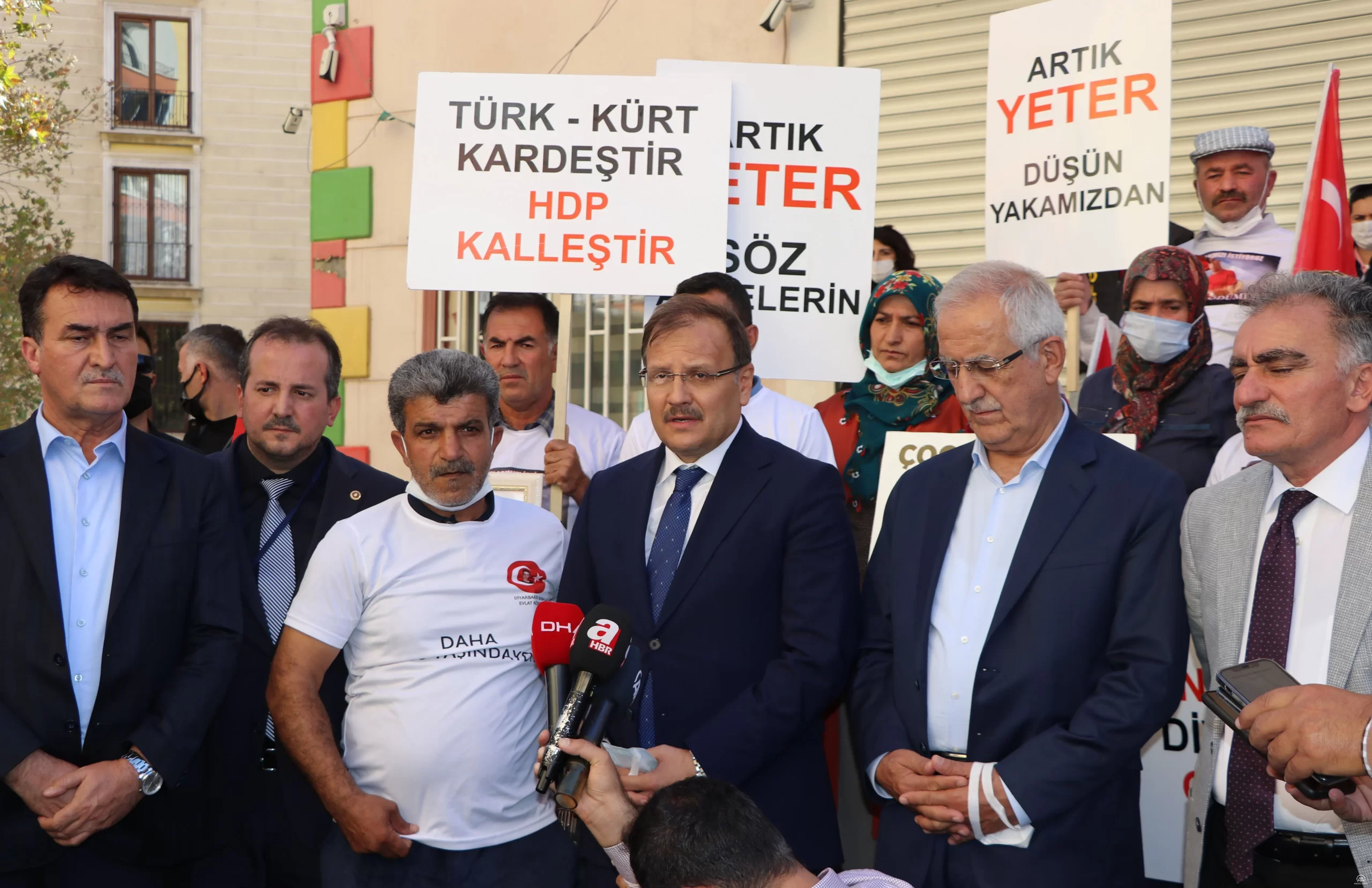 Çavuşoğlu, AK Parti milletvekilleri ve Bursa'nın Osmangazi Belediye Başkanı Mustafa