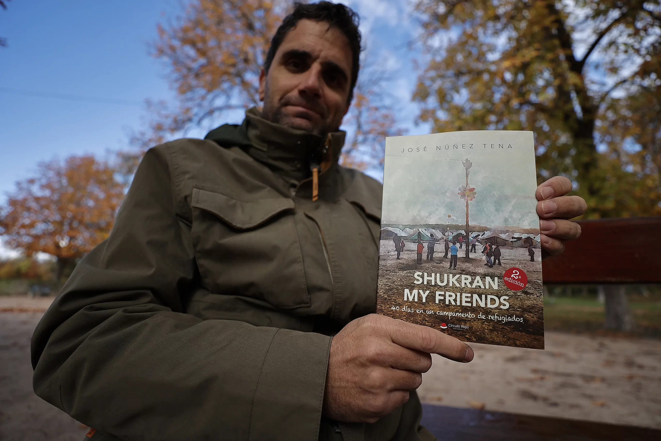 Yunanistan'daki bir mülteci kampında yaşadıklarını kitaba aktaran İspanyol gazeteci Jose