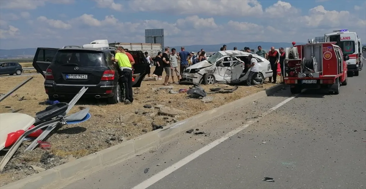 Çanakkale'nin Gelibolu ilçesinde 2 otomobilin çarpışmasını sonucu 2 kişi hayatını