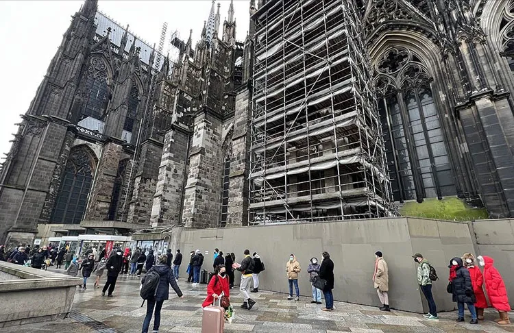 Almanya'da tekrar artış gösteren virüs vakalarına karşı, tarihi Köln Katedrali'nde