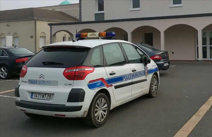 Fransız basınındaki haberlerde, Rennes'deki caminin duvarına İslam karşıtı yazıların yazılmasına