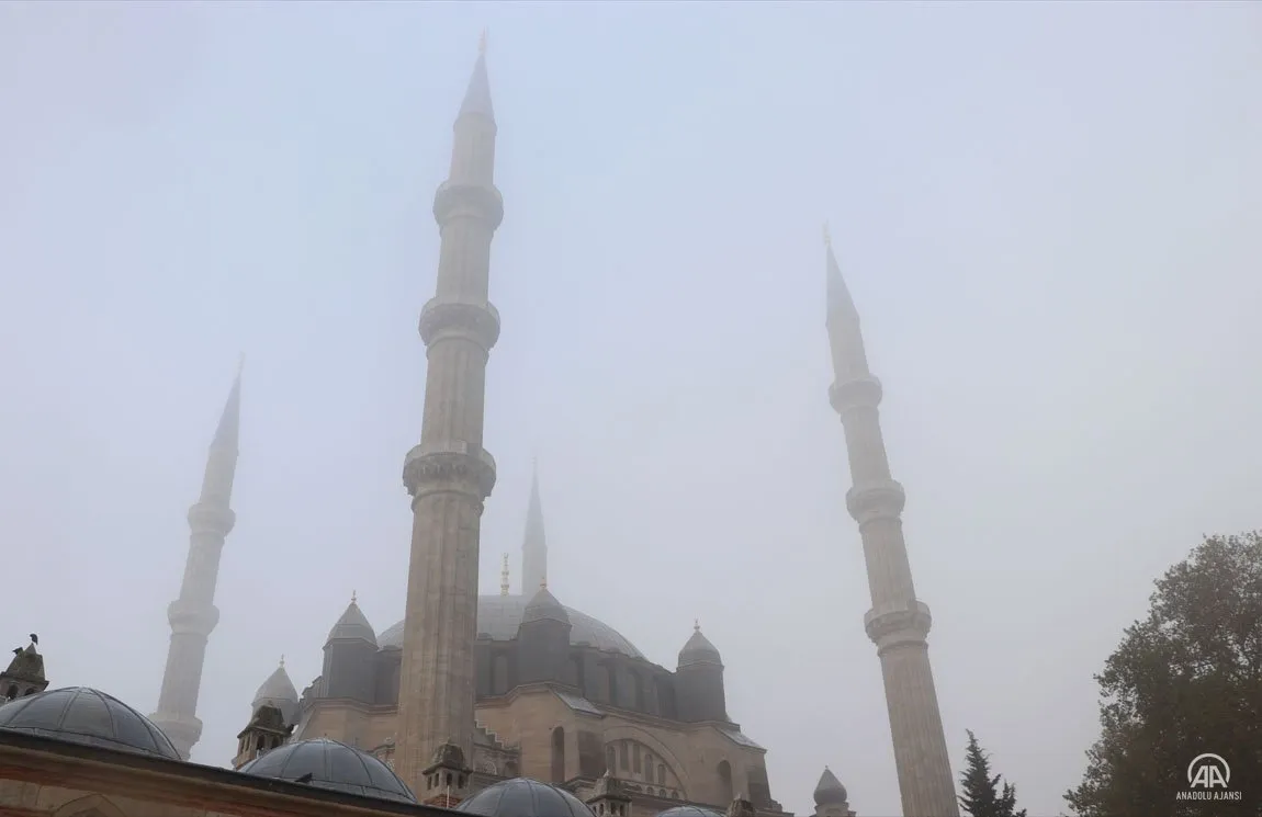 Edirne'de sis nedeniyle Mimar Sinan'ın ustalık eseri Selimiye Camisi gözden