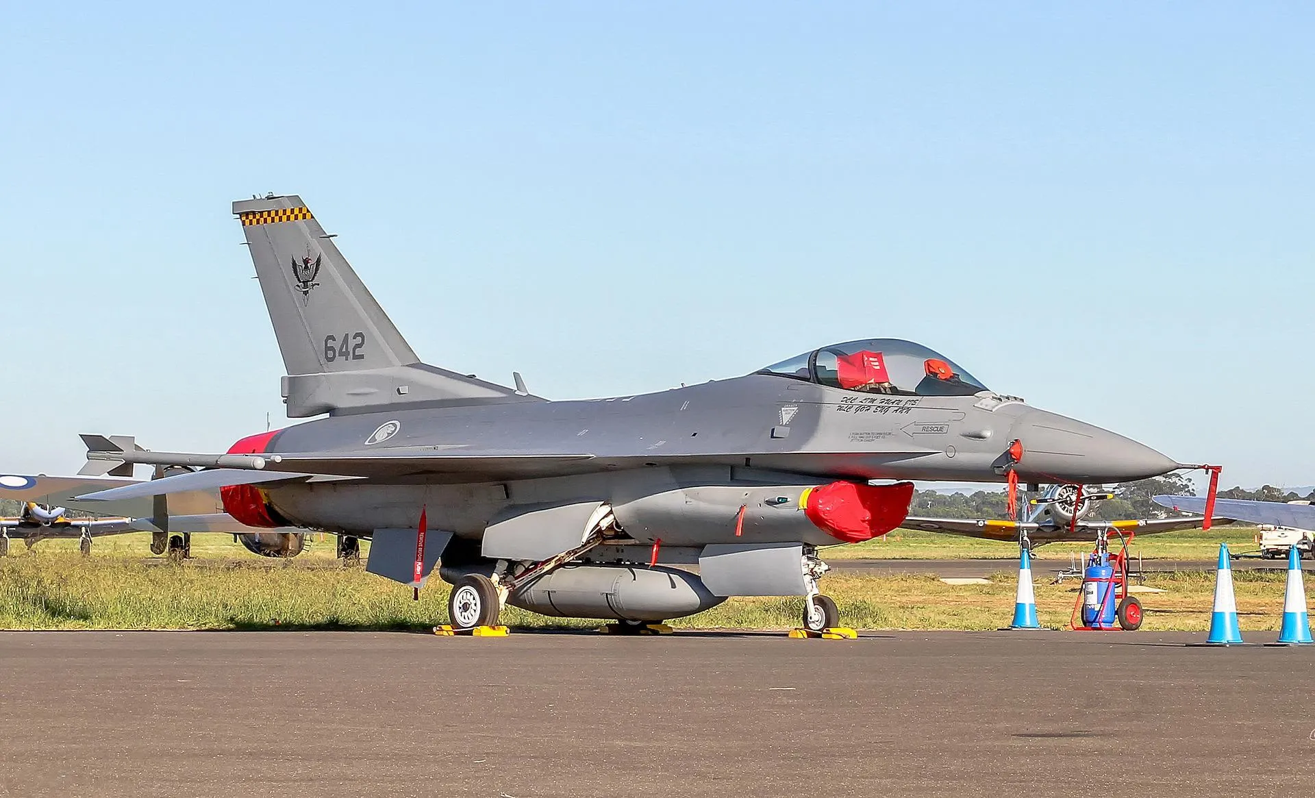 Yunanistan, Güney Kıbrıs Rum Yönetimi'ne, resmi yetkililerin kullanımı için EMB-135