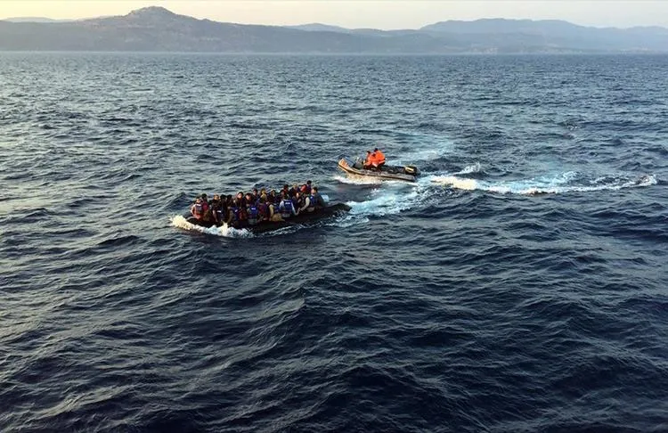 İzmir'in Çeşme ilçesinden Yunanistan'ın Sakız Adasına geçmeye çalışan sığınmacıları taşıyan