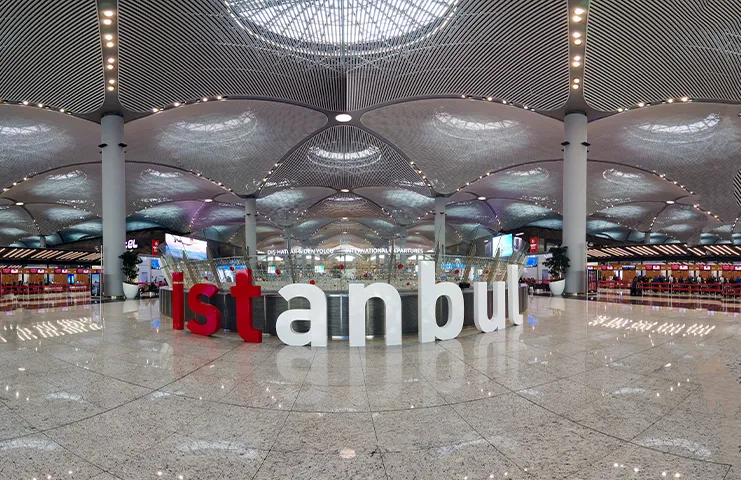 Havaalanına erken gelenler, uzun bekleme saatlerini genellikle bir şeyler atıştırarak