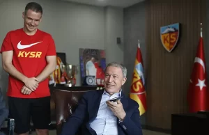 Milli Savunma Bakanı Akar, Kayserispor ziyareti sırasında Kolovetsios'u, cep telefonundan
