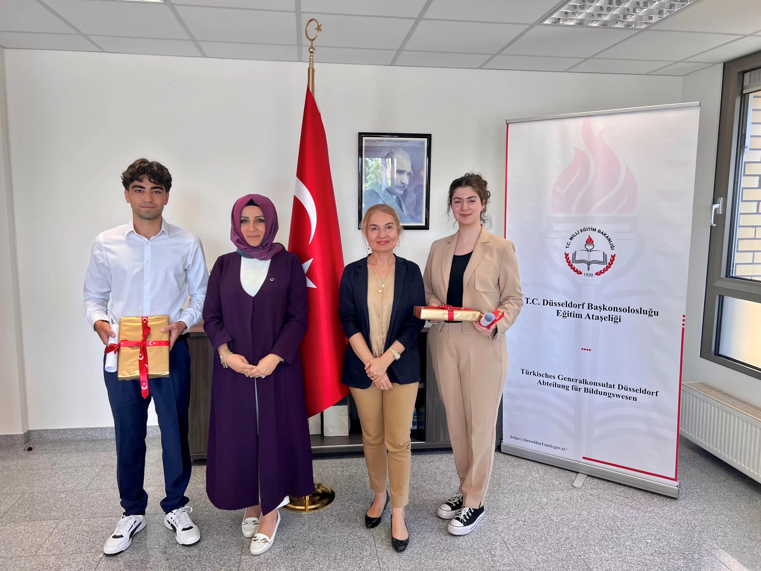 Düsseldorf Başkonsolosluğu bölgesinde gymnasiumlardan başarıyla mezun olan öğrenciler ödüllendirildi. 