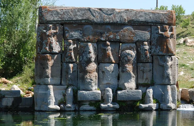 Konya'nın Beyşehir ilçesine bağlı Fasıllar Köyü'nde yer alan Fasıllar Anıtı,