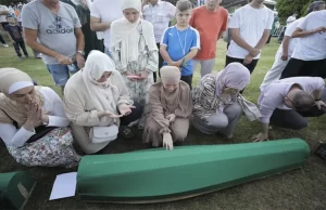 Bosna Hersek'in doğusundaki Srebrenitsa'da, 1995'teki soykırımda katledilen 14 kurbanın yeşil