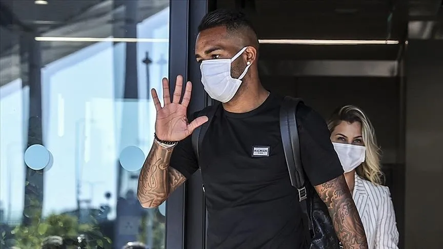 Beşiktaş Kulübü, Brezilyalı orta saha oyuncusu Alex Teixeira ile sözleşme