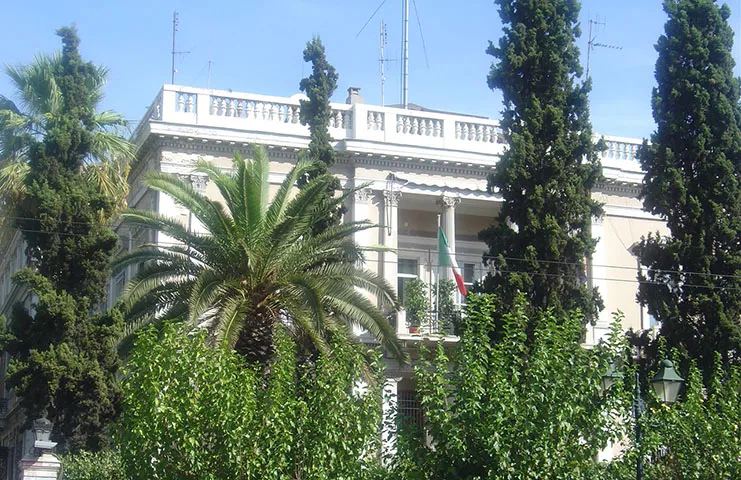 Yunanistan'da İtalyan diplomata ait aracın kundaklandığı bildirildi.
