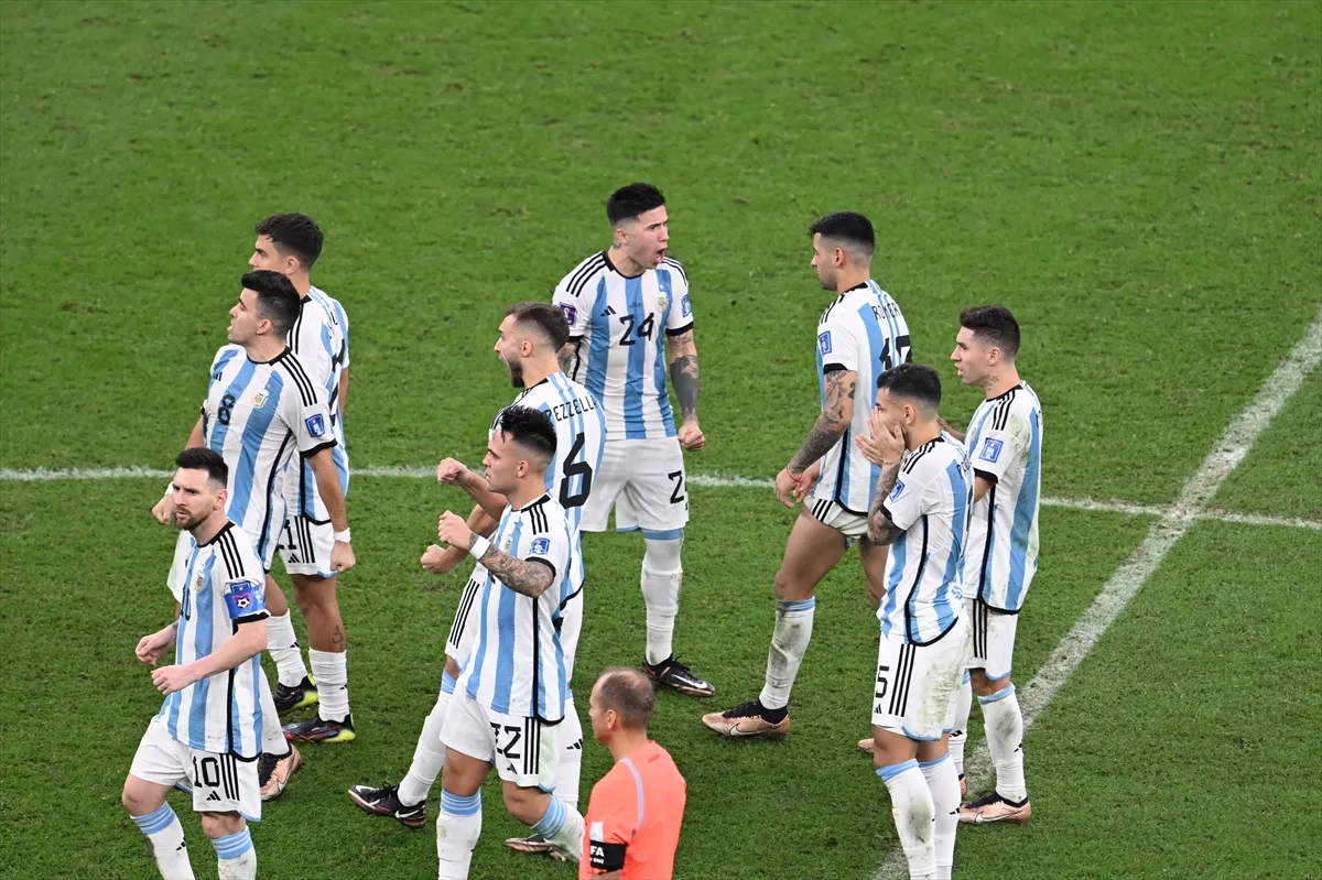 2022 FIFA Dünya Kupası'nı, normal süresi 2-2, uzatma bölümü 3-3