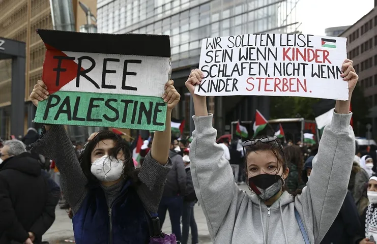 İsrail'in Filistinlilere yönelik saldırıları Berlin'de protesto edildi
