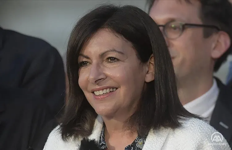 Fransa’da Paris Belediye Başkanı Anne Hidalgo, 2022 cumhurbaşkanlığı seçimlerinde yarışacağını