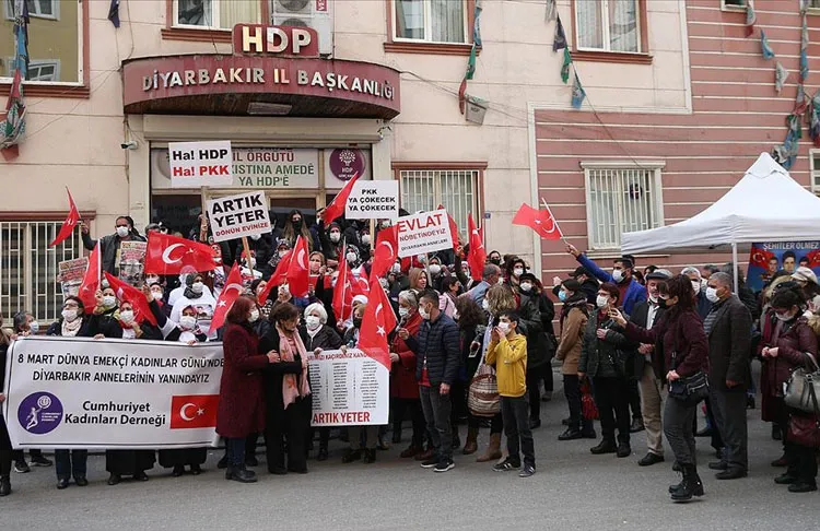 Dağa kaçırılan çocukları için HDP İl Başkanlığı binası önündeki evlat