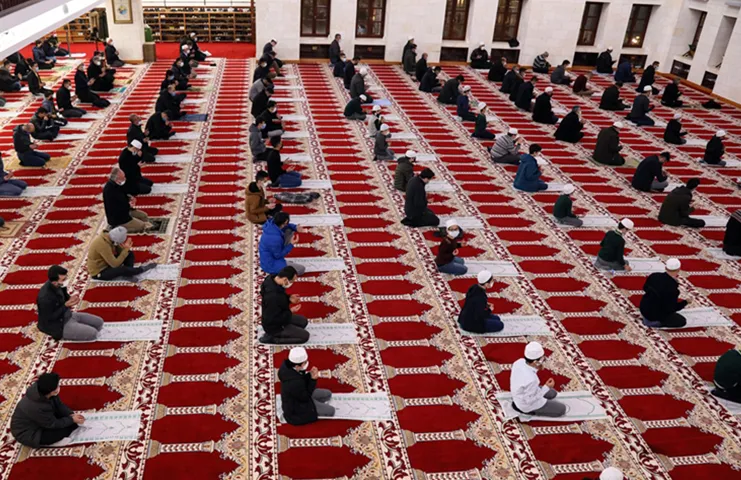 Ramazanın müjdecisi olarak kabul edilen Berat Kandili, camilerde düzenlenen programlarla