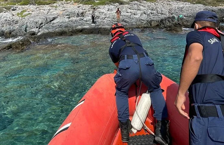 İzmir'in Çeşme ilçesi açıklarında, Yunan unsurlarınca denize atılan 11 düzensiz