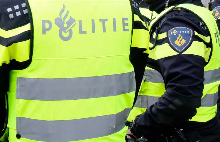 Hollanda'da Rotterdam polis şefi Fred Westerbeke, teşkilatındaki polislerin 16 yaşındaki