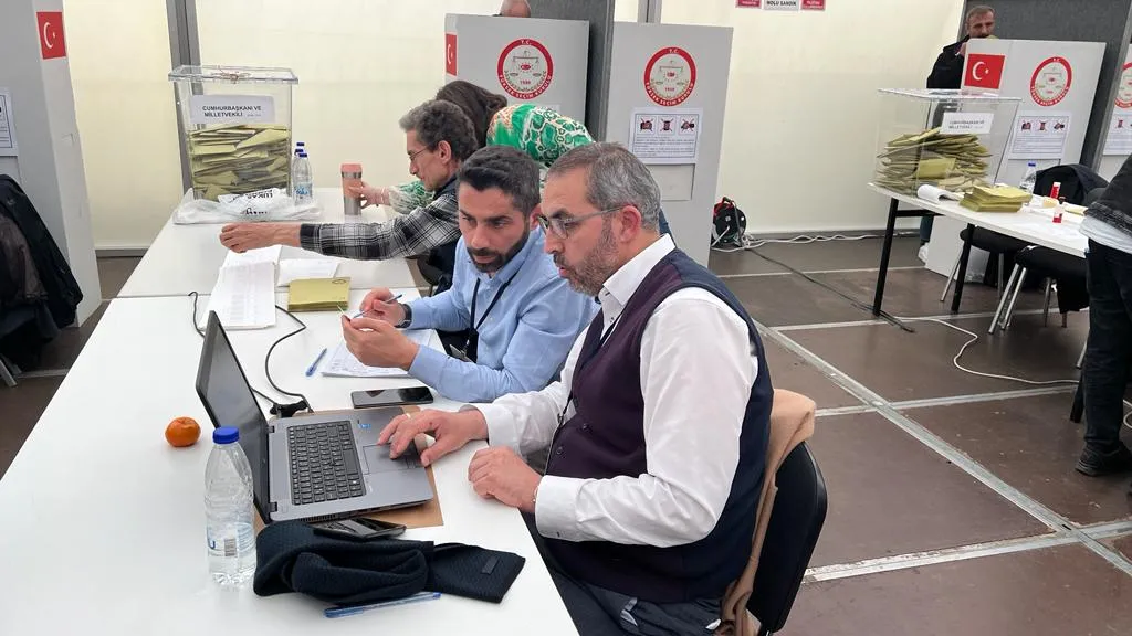 Yurt dışına kayıtlı 3,4 miyon seçmenin yaklaşık 1,5 milyonun bulunduğu