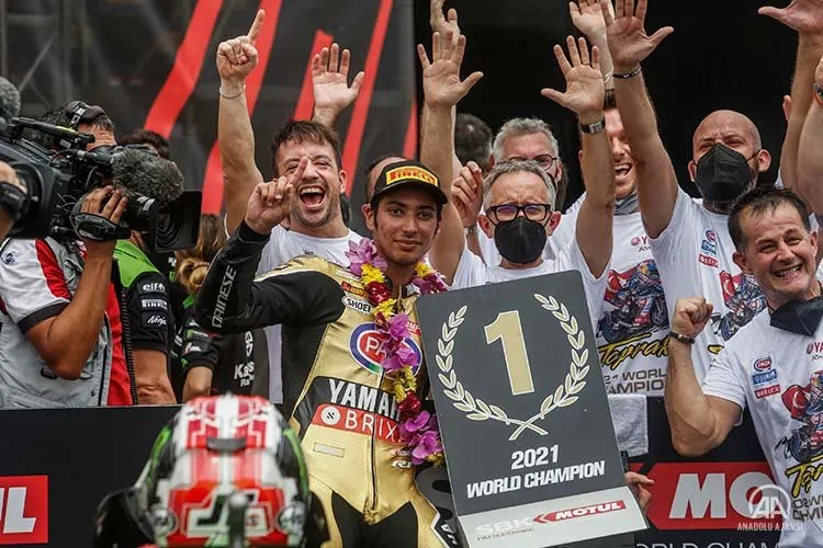 Milli motosikletçi Toprak Razgatlıoğlu, Dünya Superbike Şampiyonası'nda 2021 sezonunun şampiyonu