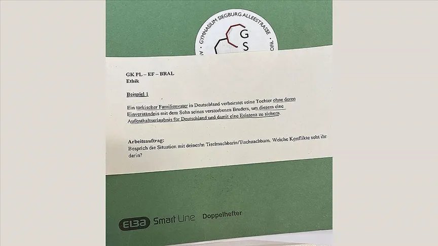 Almanya'nın Siegburg kentindeki bir lisede, felsefe dersinde bir öğretmen tarafından