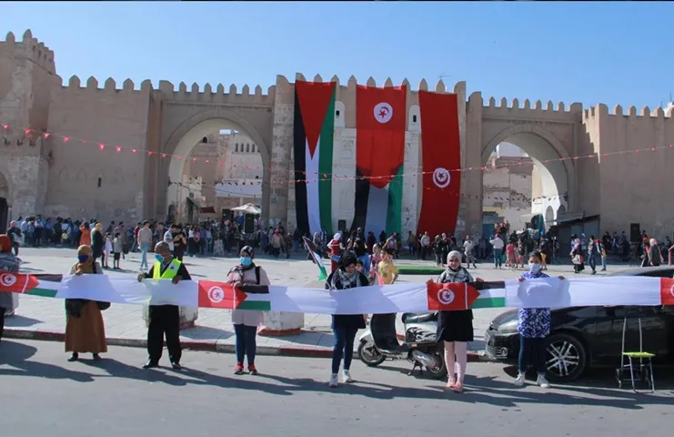 Tunus'un güneyindeki Safaks kenti surları çevresinde insan zinciri oluşturularak Filistin